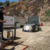 Ogni tiratore si posiziona all�interno di una sagoma rossa rettangolare che delinea il proprio campo di partenza. Il giudice pronuncia la frase �are you ready�? (sei pronto?), fa partire il cronometro e a quel  punto l�atleta scatta velocemente su una pedana (la �stazione di tiro�)...
